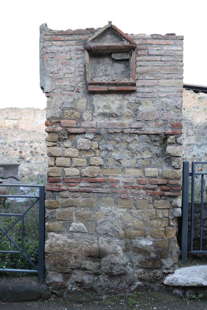 VII.16.7 Pompeii on right, and VII.16.6, on left. December 2018. 
Looking north to pilaster between entrances. Photo courtesy of Aude Durand.

