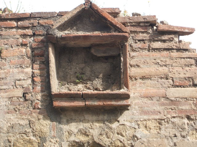 VII.16.6/7 Pompeii. March 2018. Detail of masonry aedicula niche on pilaster.
Foto Taylor Lauritsen, ERC Grant 681269 DÉCOR.
