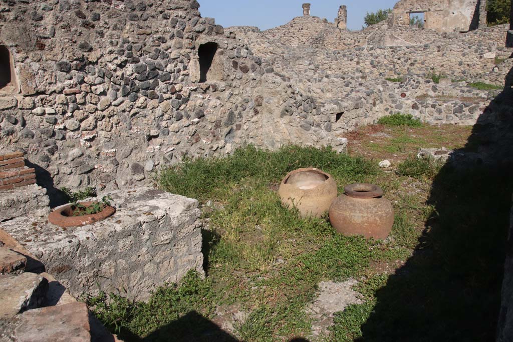 VII.16.7 Pompeii. December 2006. Counter with urn.  According to Fiorelli, the counter originally held two urns.  See Pappalardo, U., 2001. La Descrizione di Pompei per Giuseppe Fiorelli (1875). Napoli: Massa Editore. (p.161)
