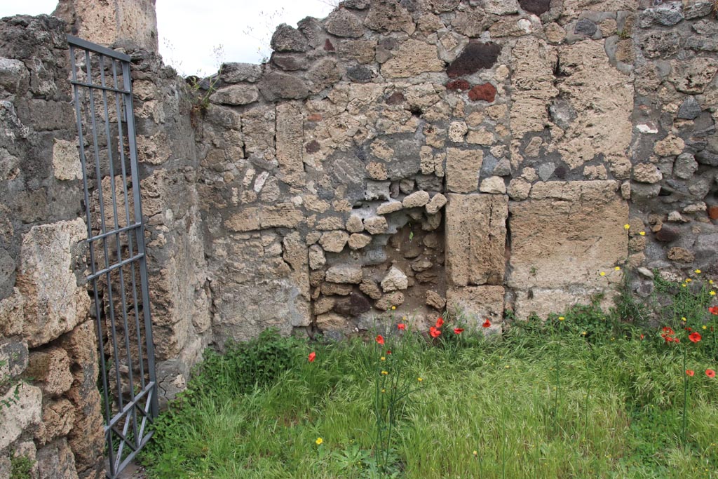 VII.16.12 Pompeii. May 2024. Detail of north wall in north-west corner of atrium. Photo courtesy of Klaus Heese.