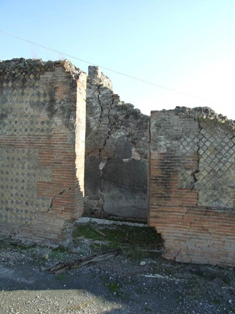 VII.16.15 Pompeii. December 2007. Doorway to room 12, cubiculum on south side of atrium.