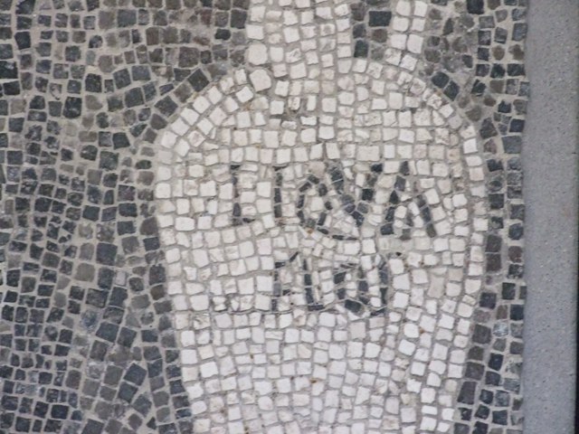 VII.16.15 Pompeii.  Room 2, atrium from corner of Impluvium. Detail of mosaic showing Garum amphora with inscription 
G(ari) F(los) SCOM(bri) SCAURI 
SAP inventory number 15189.
See Aoyagi M. and Pappalardo U., 2006. Pompei (Regiones VI-VII) Insula Occidentalis. Napoli: Valtrend. (P. 511).