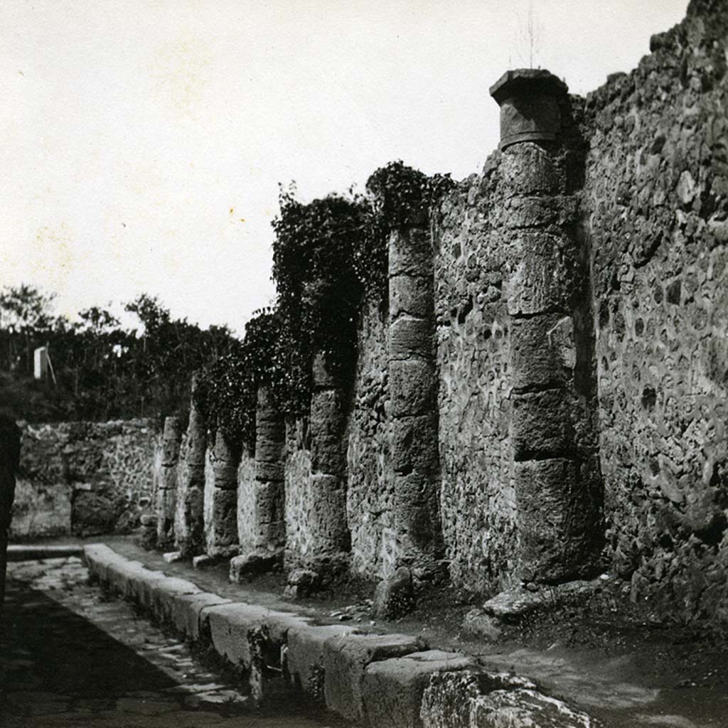Wall of VII.16 on Vicolo dei Soprastanti, looking west.c.1900-1930. 
Photo by Esther Boise Van Deman (c) American Academy in Rome. VD_Archive_Ph_236.
