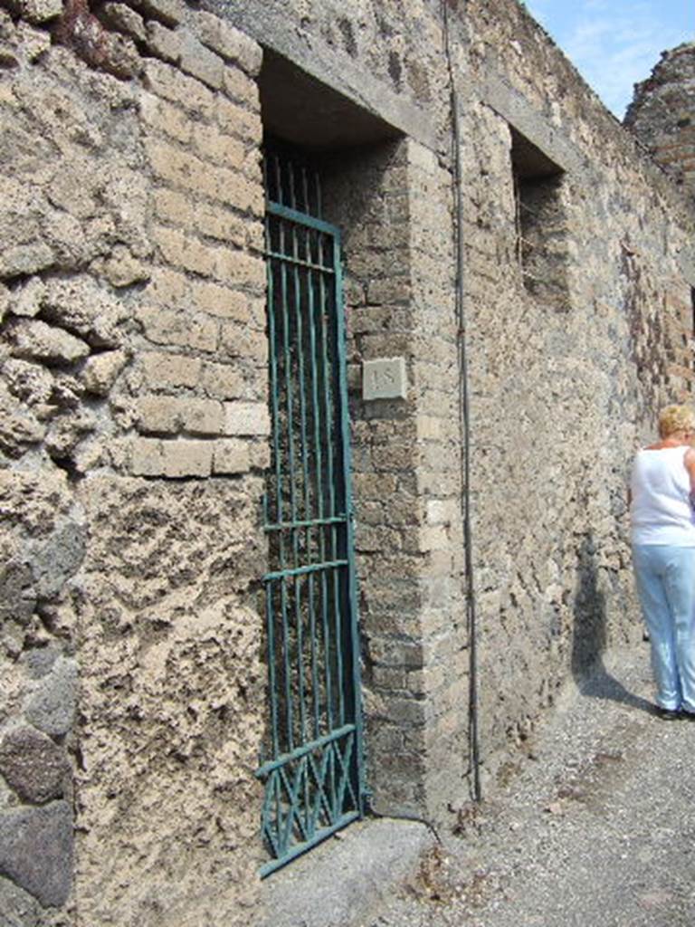 VII.16.18 Pompeii. September 2005. Looking east to entrance doorway.

