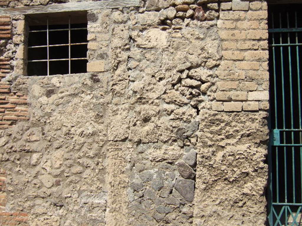 VII.16.18 Pompeii. September 2005. Window in perimeter wall on left of doorway to VII.16.19

