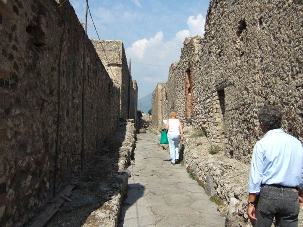VII.16.19 Pompeii. September 2005. Vicolo del Farmacista, looking north.  VII.6.36 on right.