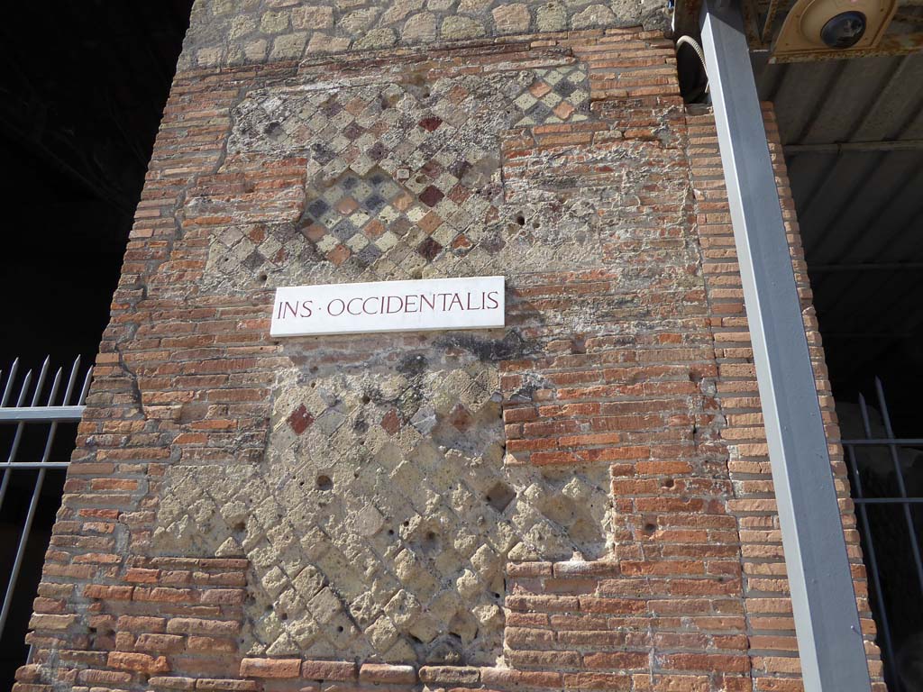 VII.16.22 Pompeii. September 2017. Detail of pilaster on north side of entrance doorway, on left.
Foto Annette Haug, ERC Grant 681269 DÉCOR.
