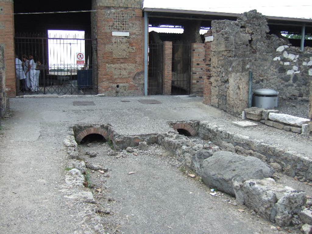 VII.16.22 Pompeii.  December 2007. Entrance and drains at end of Via delle Terme.