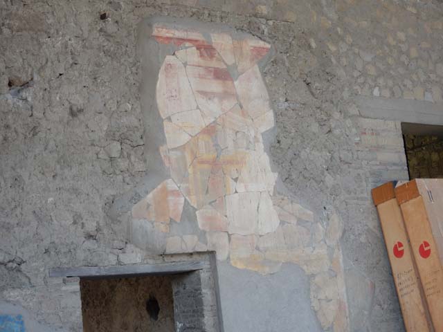 VII.16.22 Pompeii. May 2015. Looking towards south wall and south-west corner of atrium, with remains of painted decoration. Photo courtesy of Buzz Ferebee.
