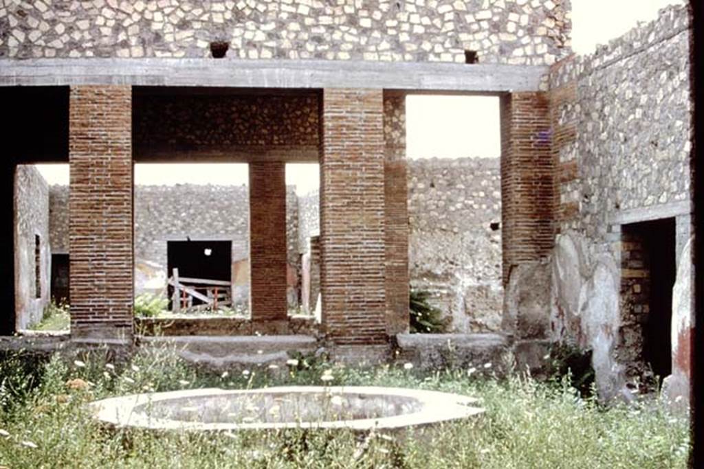 VII.16.22 Pompeii. 1972. Looking across courtyard garden with circular pool. Photo by Stanley A. Jashemski. 
Source: The Wilhelmina and Stanley A. Jashemski archive in the University of Maryland Library, Special Collections (See collection page) and made available under the Creative Commons Attribution-Non Commercial License v.4. See Licence and use details. J72f0530
