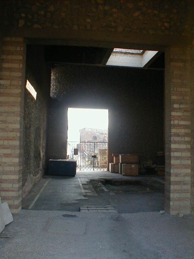 VII.16.22 Pompeii. October 2018. Looking east across atrium and impluvium towards entrance doorway.
Foto Annette Haug, ERC Grant 681269 DÉCOR.
