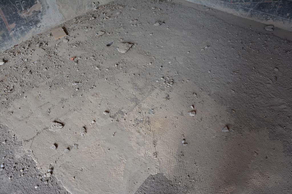 VII.16.22 Pompeii. October 2018. Looking north-east across flooring in room in north-west corner of first level floor below ground.
Foto Annette Haug, ERC Grant 681269 DÉCOR.
