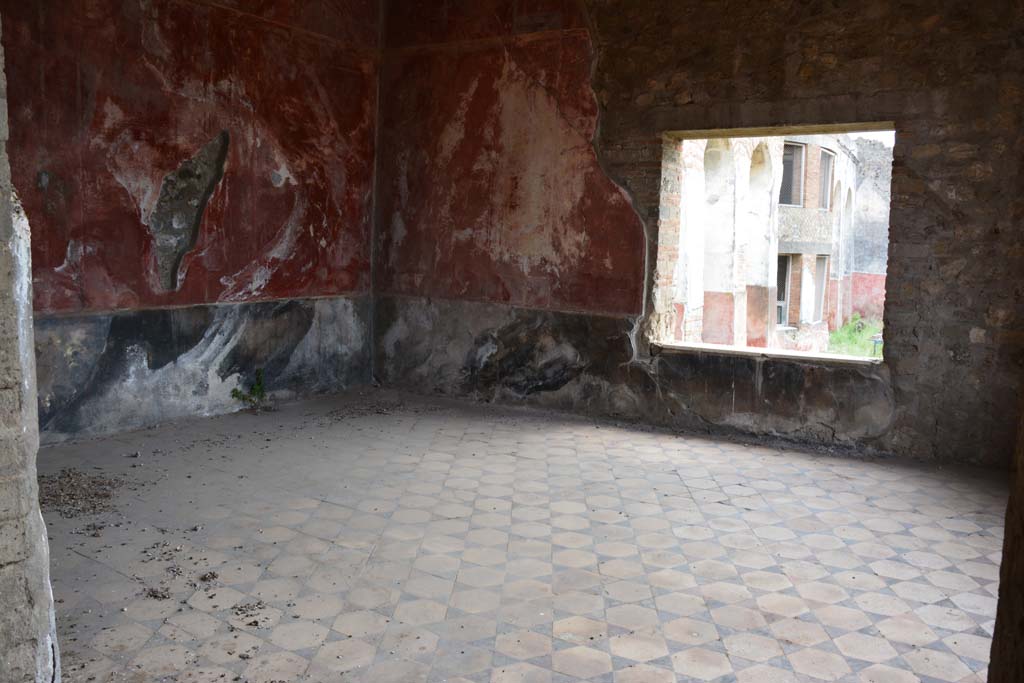 VII.16.22 Pompeii. October 2018.
Oecus 48, looking towards south-east corner and south wall with window towards hanging garden area.
Foto Annette Haug, ERC Grant 681269 DÉCOR.
