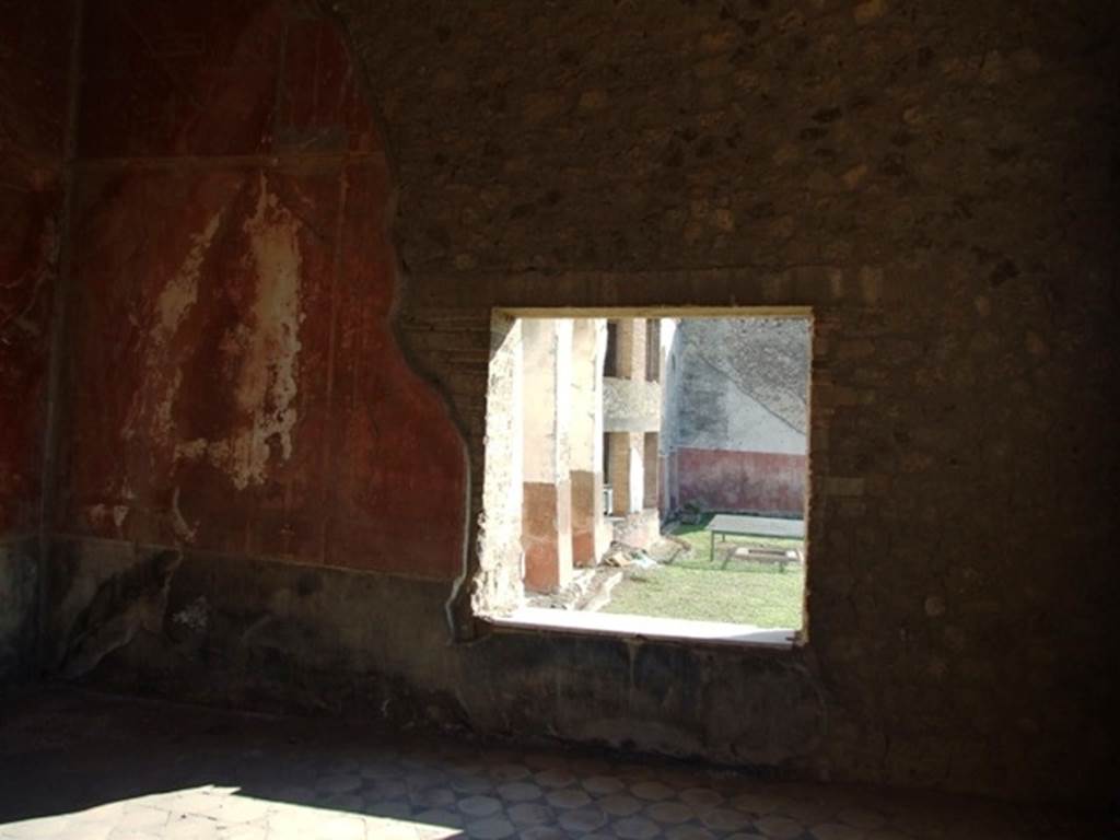 VII.16.17-22 Pompeii. December 2007. South wall with window onto hanging garden area, and small marble pool.