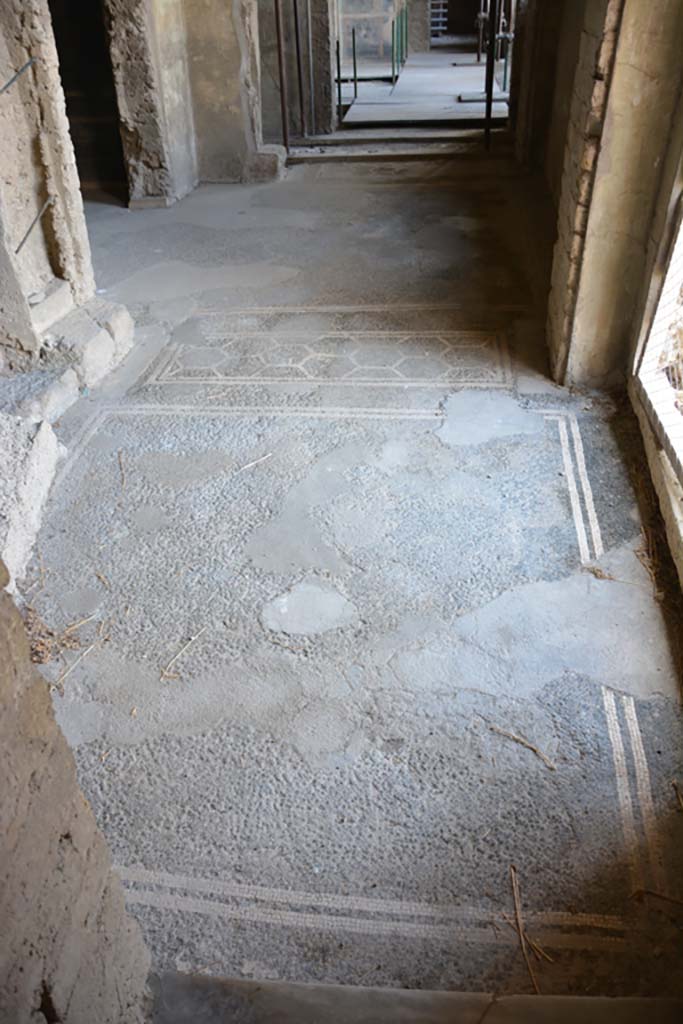 VII.16.22 Pompeii. October 2018. Looking south across landing 55 near staircase 54, on left.
Foto Annette Haug, ERC Grant 681269 DÉCOR.

