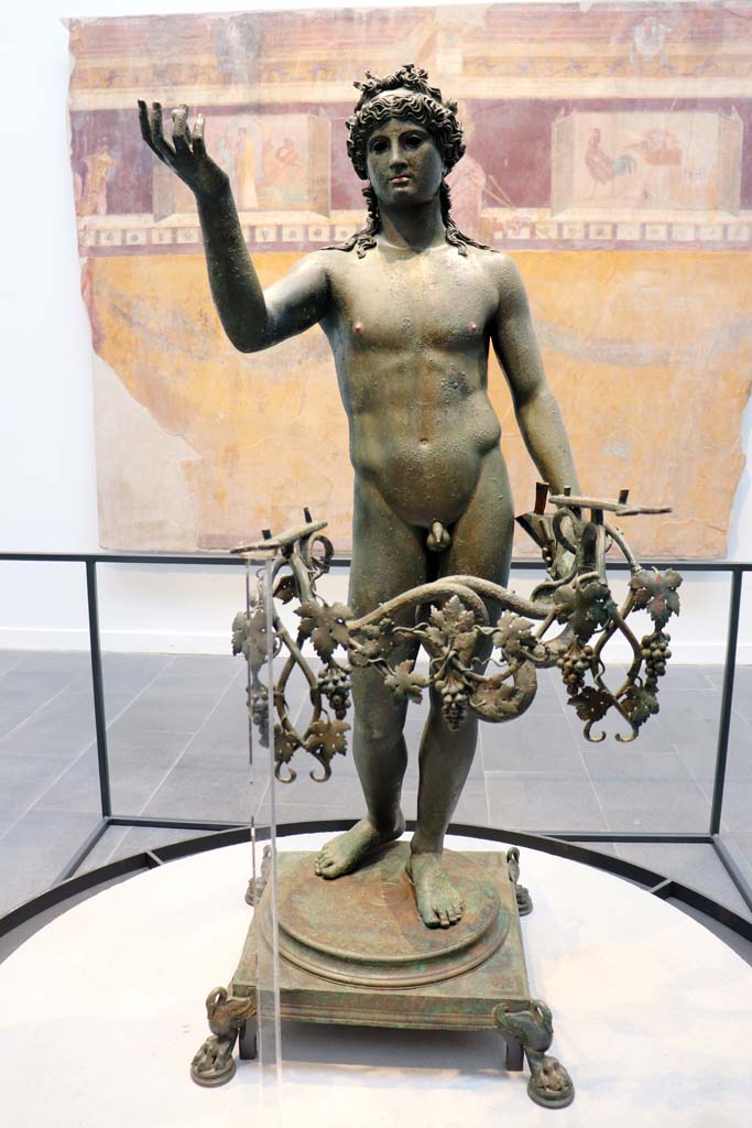 VII.16.17-22 Pompeii. February 2021. 
Rear of statue of the bronze Ephebus, used as an oil lamp holder, found in dining room.
Photographed on display in Antiquarium. Photo courtesy of Fabien Bièvre-Perrin (CC BY-NC-SA).
