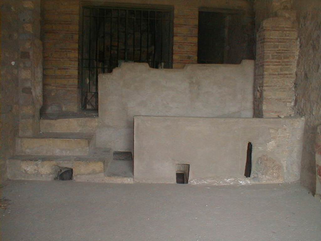 VII.16.17-22 Pompeii. December 2007. 
Looking east towards steps and walls (area 73, steps leading to floor below).
This is shown in front of anteroom 72 and to doorway to cubiculum 71, on left, and corridor 76 with steps, on right.
