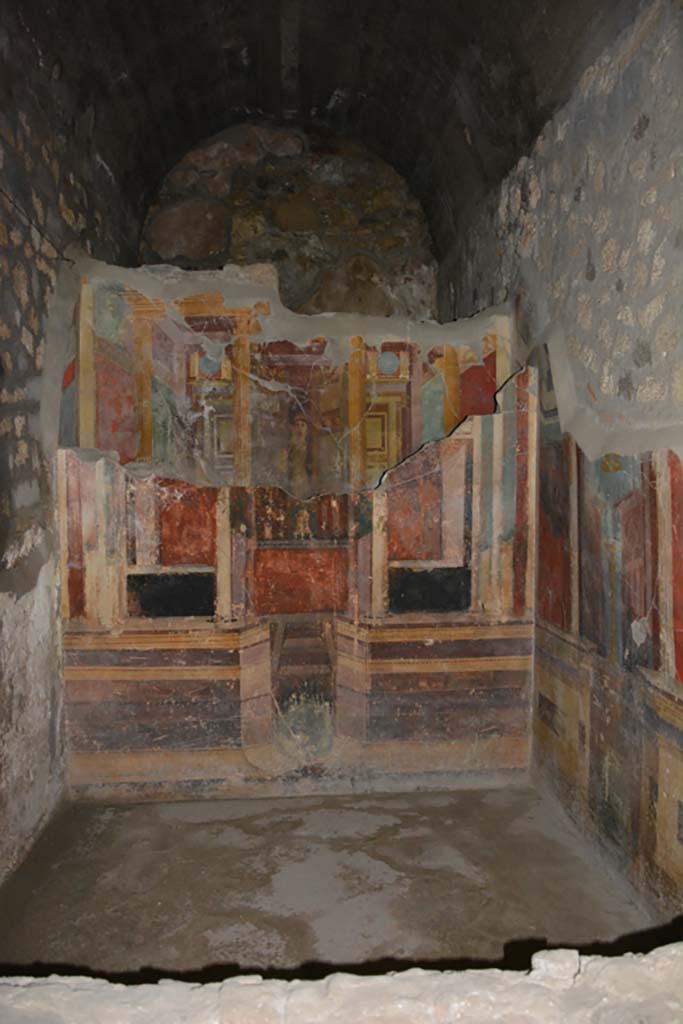 VII.16.22 Pompeii. October 2018. Looking east into cubiculum.
East wall concealing hidden wall with a painting of a woman standing in a doorway.
Foto Annette Haug, ERC Grant 681269 DÉCOR.
