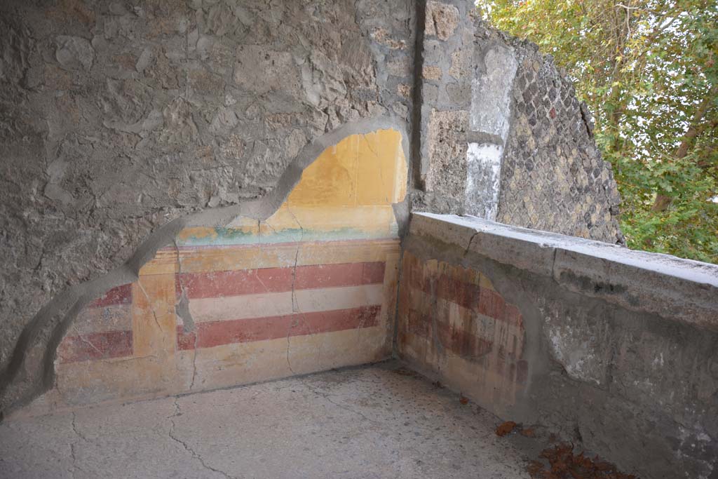 VII.16.22 Pompeii. October 2018. Room 74, painted decoration on south wall in south-west corner, with window overlooking garden.
Foto Annette Haug, ERC Grant 681269 DÉCOR.
