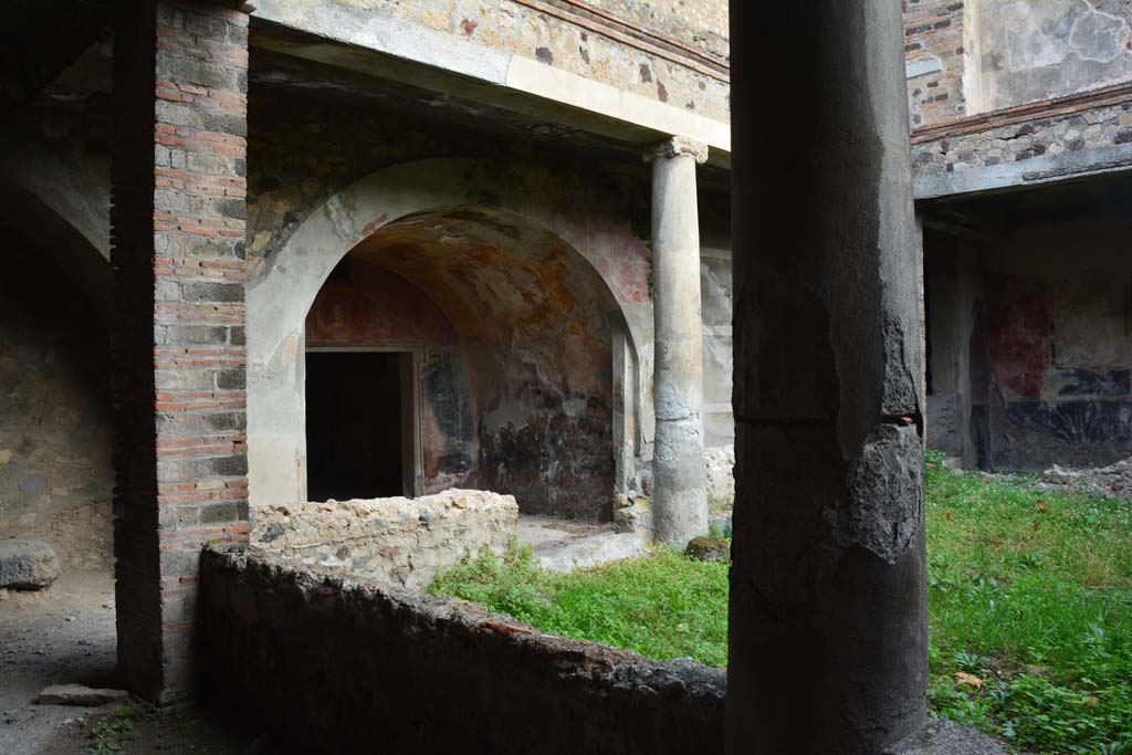 VII.16.17-22 Pompeii. October 2018. Portico (2), looking north-east towards room 7.
Foto Annette Haug, ERC Grant 681269 DÉCOR.
