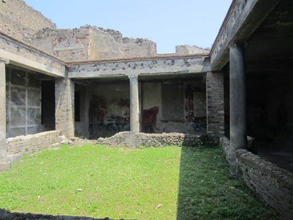 VII.16.17-22 Pompeii. May 2012. Looking east across peristyle garden in House of Maius Castricius. Photo courtesy of Marina Fuxa.
