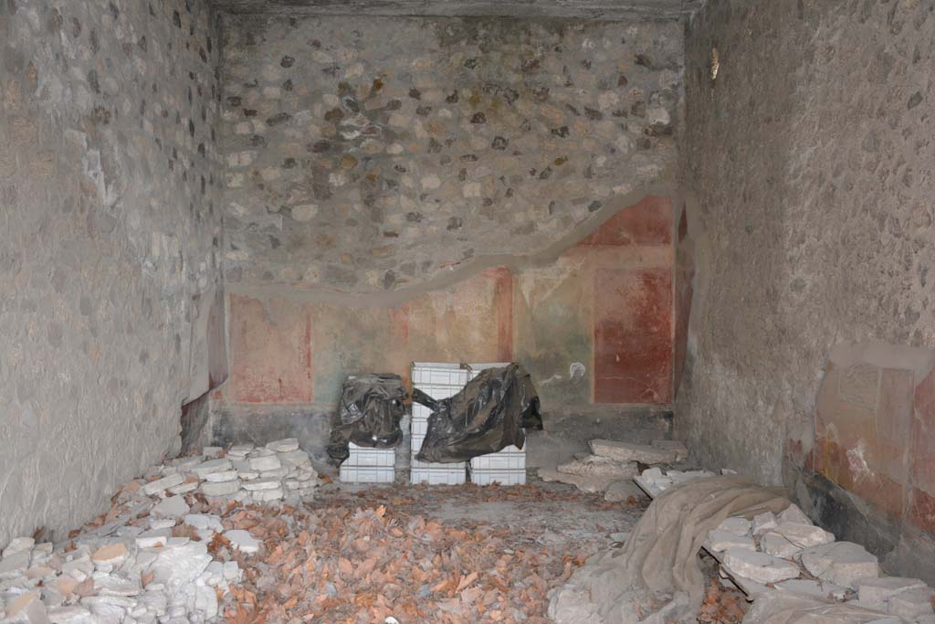 VII.16.17-22 Pompeii. October 2018. Triclinium 16, looking towards east wall.
Foto Annette Haug, ERC Grant 681269 DÉCOR.

