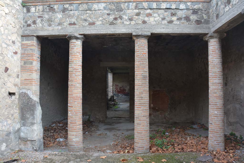 VII.16.17-22 Pompeii. October 2018. Peristyle 14, looking east towards doorway to portico (2).
Foto Annette Haug, ERC Grant 681269 DÉCOR.
