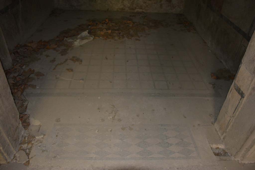 VII.16.22 Pompeii. October 2018. Room 23, doorway threshold from room 22.
Foto Annette Haug, ERC Grant 681269 DÉCOR.

