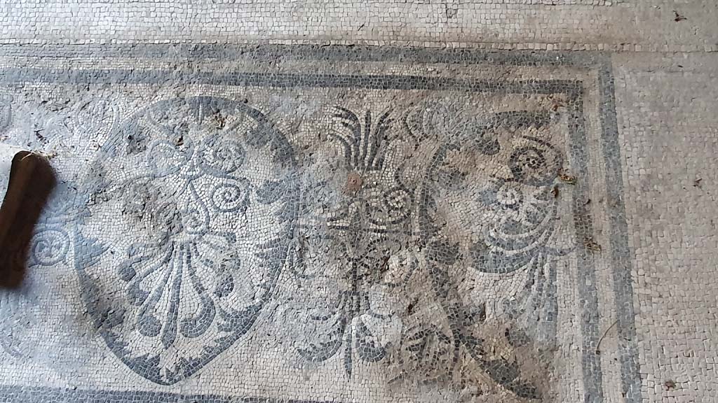 VII.16.a Pompeii. August 2021. Detail of mosaic floor in vestibule 8.
Foto Annette Haug, ERC Grant 681269 DÉCOR.
