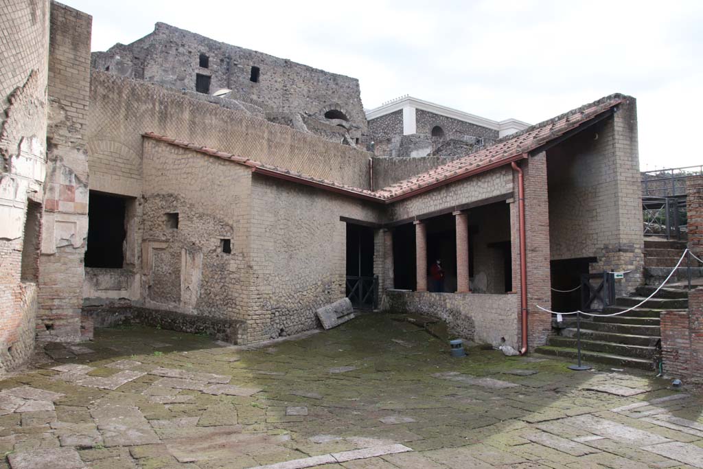 VII.16.a Pompeii. August 2021. 
Corridor B, looking east towards Vestibule 8, from entrance.
Foto Annette Haug, ERC Grant 681269 DÉCOR.
