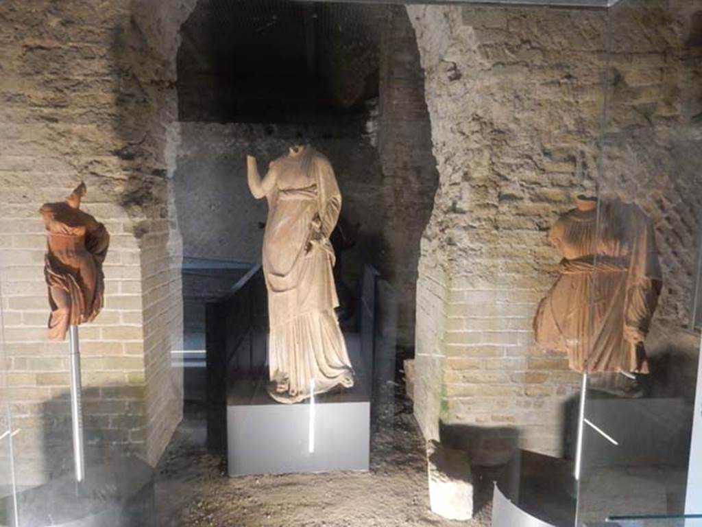 VIII.1.4 Pompeii Antiquarium. May 2018. Three statues found upturned in the lapilli of the Santuario extraurbano del Fondo Iozzino.
Left is Aphrodite and the other two may be Demeter/Ceres.
Photo courtesy of Buzz Ferebee.
