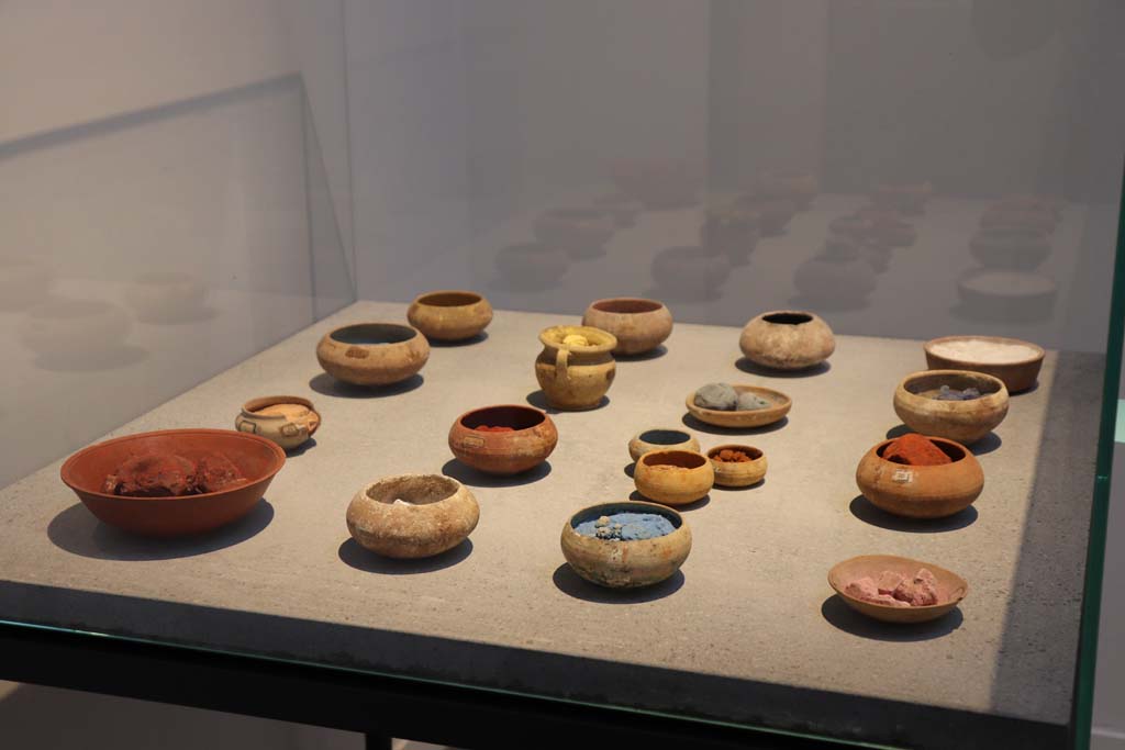 VIII.1.4 Pompeii. February 2021. Small cups containing the pigments used to decorate  the walls.
Photo courtesy of Fabien Bièvre-Perrin (CC BY-NC-SA).
