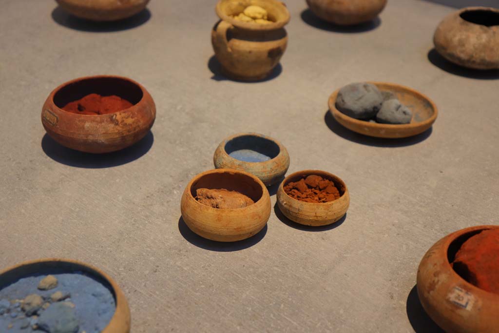 VIII.1.4 Pompeii. February 2021. Detail of some of the small cups containing the pigments used to decorate the walls.
Photo courtesy of Fabien Bièvre-Perrin (CC BY-NC-SA).
