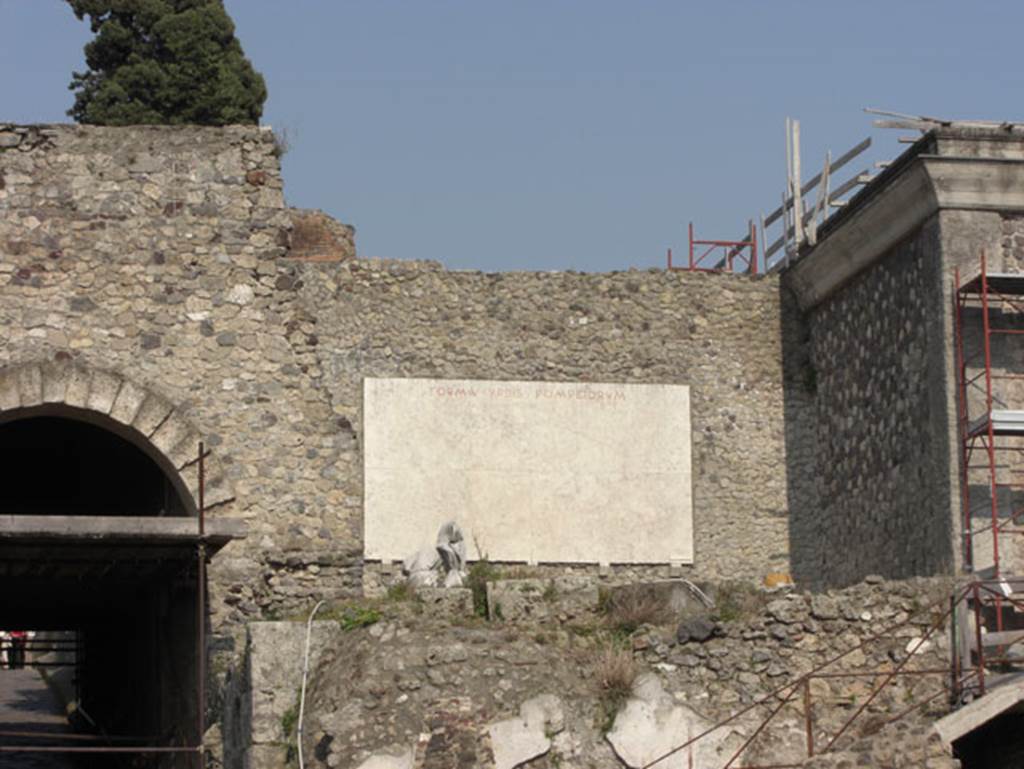 Larario dei Pompeianisti. April 2007. Photo courtesy of Andreas Tschurilow. The large white panel at the back is the Forma Urbis Pompeiorum. This is a plan of Pompei cut onto a slab of travertine 5m wide by 2.73m high and was completed in 1947. See Garcia y Garcia, L., 2006. Danni di guerra a Pompei. Rome: L’Erma di Bretschneider. (Page 205).