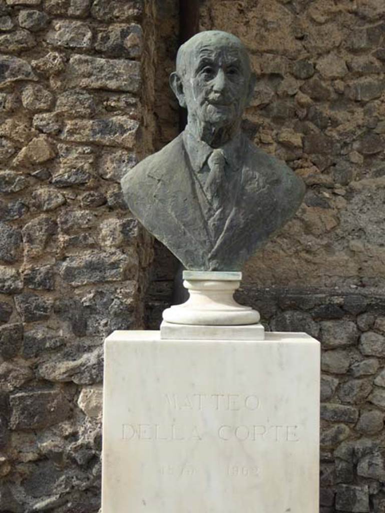 Larario dei Pompeianisti. September 2016. Bust of Matteo della Corte (13 October 1875 – 5 February 1962).
The inscription underneath is 

MATTEO
DELLA CORTE
1875 – 1962

Photo courtesy of Michael Binns.


MATTEO
DELLA CORTE
1875 – 1962

Photo courtesy of Michael Binns.
