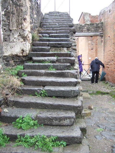 VIII.1.7 Stone steps to upper gallery of the colonnade about the Forum from Via Championnet.
