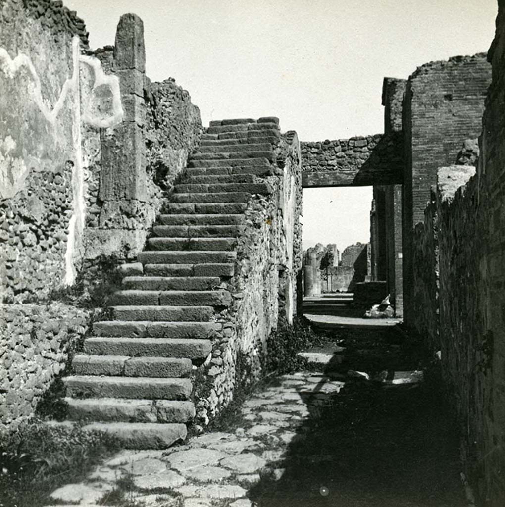VIII.1.7 Pompeii. 1912. 
Looking east in Via Championnet towards steps to upper gallery of the colonnade around the Forum, and south side of Forum, ahead.
Photo by Esther Boise Van Deman (c) American Academy in Rome. VD_Archive_Ph_230.

