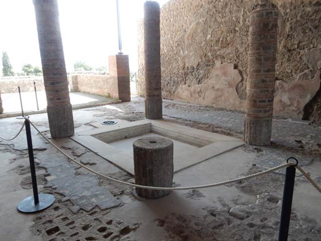 VIII.2.1 Pompeii. May 2018. Remains of step from atrium flooring to tablinum floor at east end. Photo courtesy of Buzz Ferebee.

