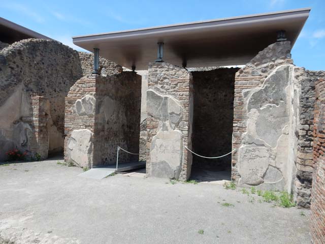 VIII.2.3 Pompeii. December 2005. Doorway to cubiculum on west of entrance corridor.
