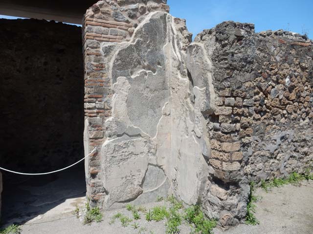 VIII.2.3 Pompeii. May 2018. Looking towards west wall and north-west corner of cubiculum on east side of entrance corridor. Photo courtesy of Buzz Ferebee.


