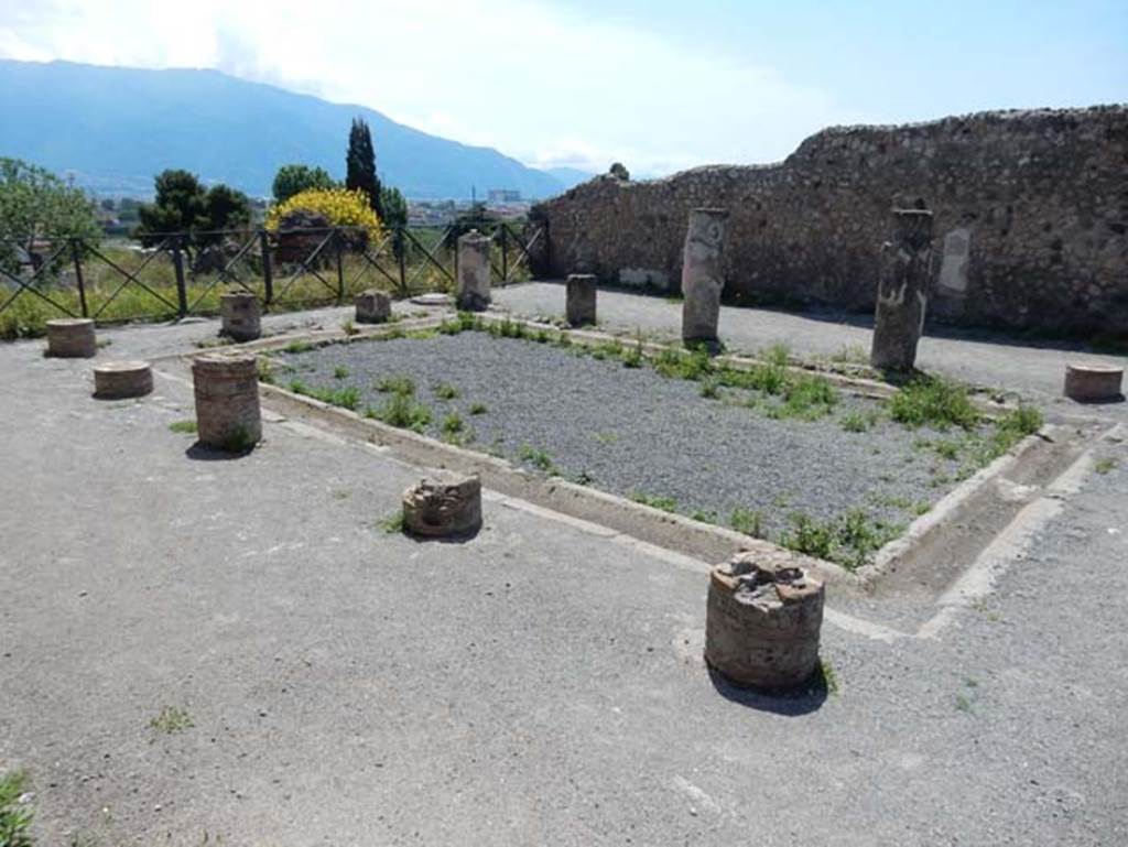 VIII.2.3/5 Pompeii. October 2020. Looking west across rear of VIII.2.5 towards north portico of peristyle of VIII.2.3.
Photo courtesy of Klaus Heese. 
