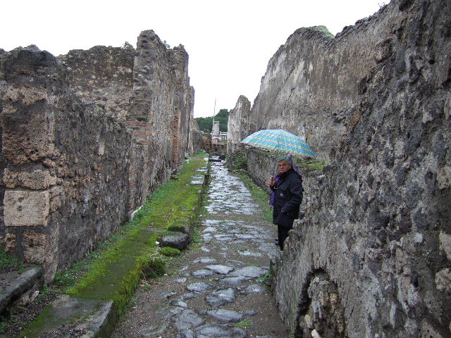VIII.2.5 Pompeii. December 2005. Vicolo di Championnet looking west.VIII.1