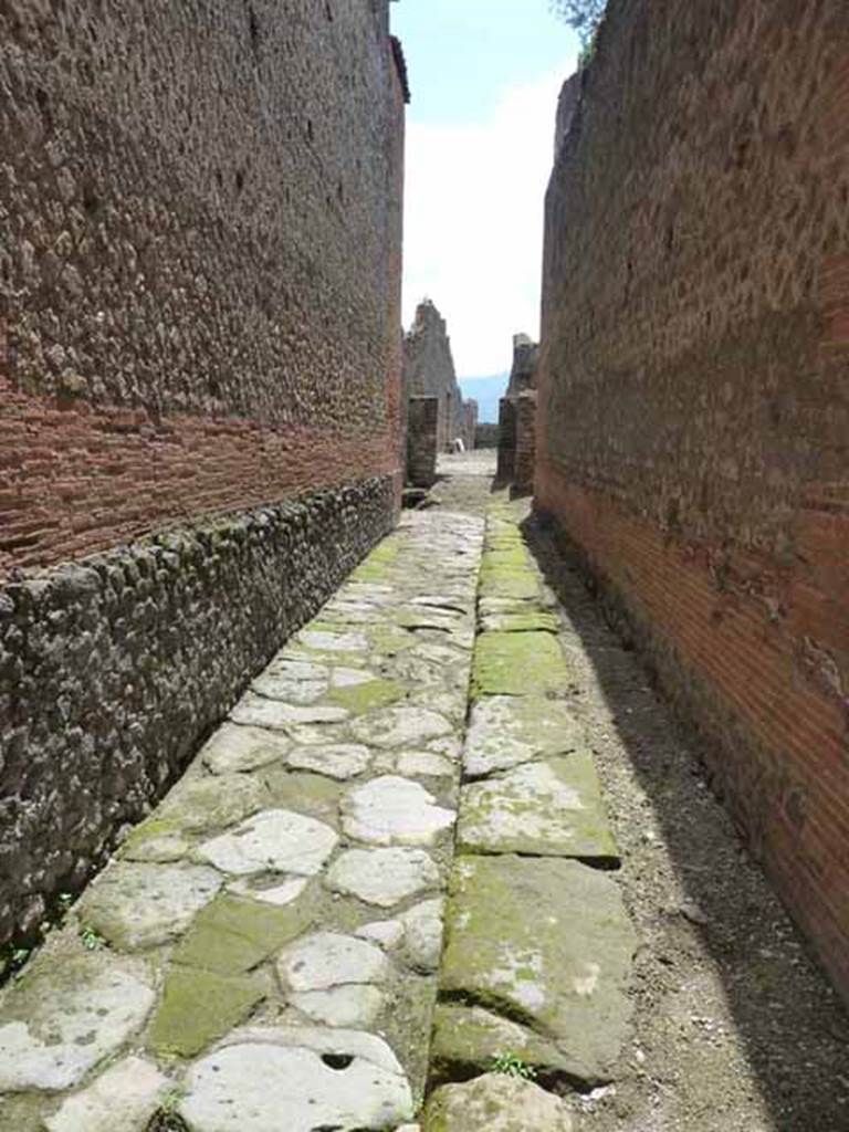 VIII.2.7 Pompeii. December 2004. Passageway or Vicolo del Foro, looking south to rear.