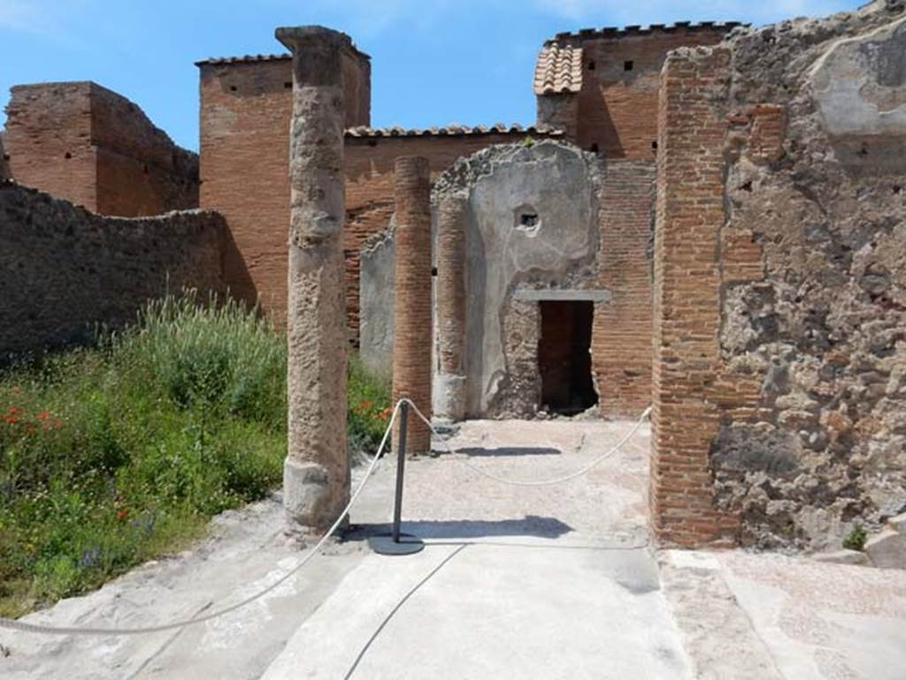 VIII.2.13 Pompeii. May 2018. Looking north along portico outside tablinum towards doorway linking with VIII.2.12.  Photo courtesy of Buzz Ferebee.
