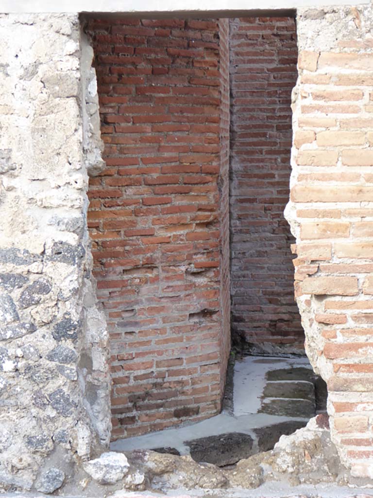 VIII.2.13 Pompeii. January 2017. Looking north through doorway linking to VIII.2.12.
Foto Annette Haug, ERC Grant 681269 DÉCOR.
