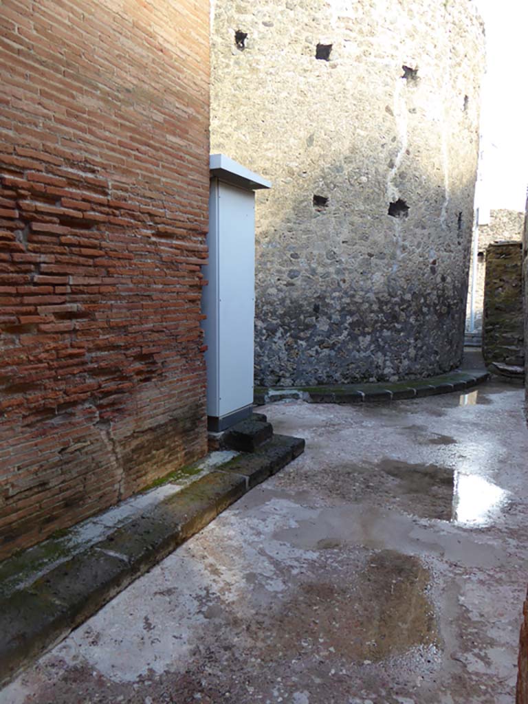 VIII.2.13 Pompeii. January 2017. Looking east towards VIII.2.12.
Foto Annette Haug, ERC Grant 681269 DÉCOR.


