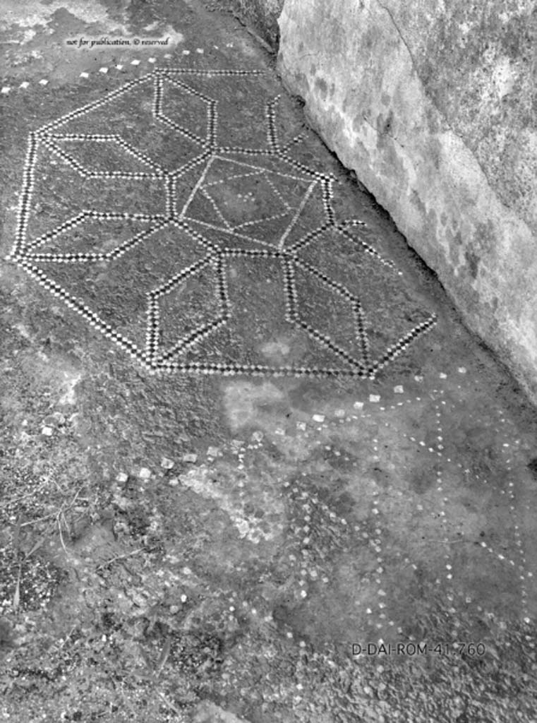 VIII.2.13 Pompeii. c.1930. Detail of flooring in small room in north-west corner of atrium.
DAIR 41.760. Photo © Deutsches Archäologisches Institut, Abteilung Rom, Arkiv.
See Pernice, E.  1938. Pavimente und Figürliche Mosaiken: Die Hellenistische Kunst in Pompeji, Band VI. Berlin: de Gruyter, (tav. 46.5, above.)
According to PPM, these two small rooms in the north-west corner of the atrium would have been originally the north ala.
It was then divided into two smaller rooms, (rooms “i” and “k”) as can be seen by a wall being built above the decorated cocciopesto flooring.
See Carratelli, G. P., 1990-2003. Pompei: Pitture e Mosaici. 8, VIII. Roma: Istituto della enciclopedia italiana, (p. 70).
