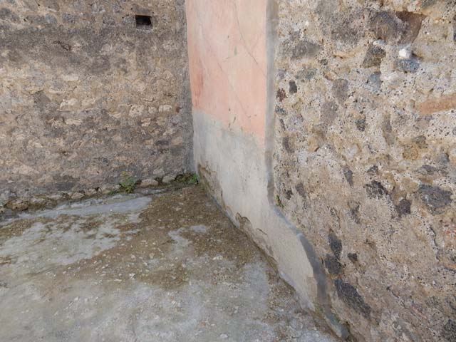 VIII.2.13 Pompeii. May 2018. Remains of painted decoration in south-west corner. Photo courtesy of Buzz Ferebee.

