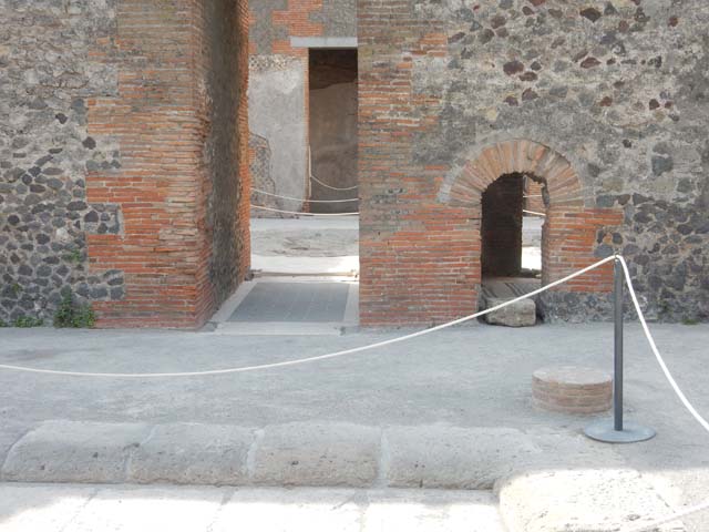 VIII.2.14/16 Pompeii. March 2019. Looking south along corridor leading to VIII.2.16 from VIII.2.14.
Foto Annette Haug, ERC Grant 681269 DÉCOR.
