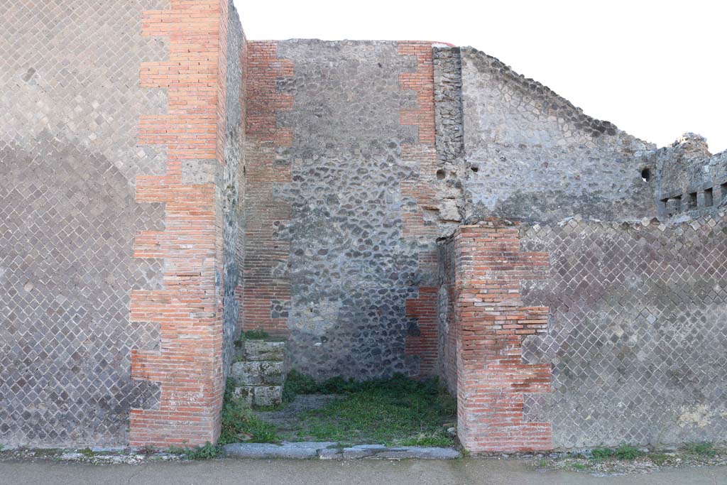 VIII.2.15 Pompeii. December 2018. Entrance doorway, looking west. Photo courtesy of Aude Durand.
